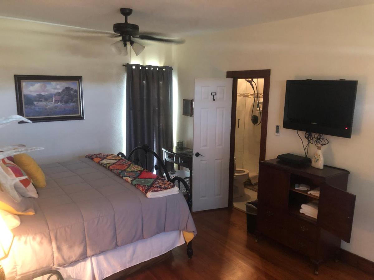 Dry Creek Bed & Breakfast Фредериксбург Екстериор снимка